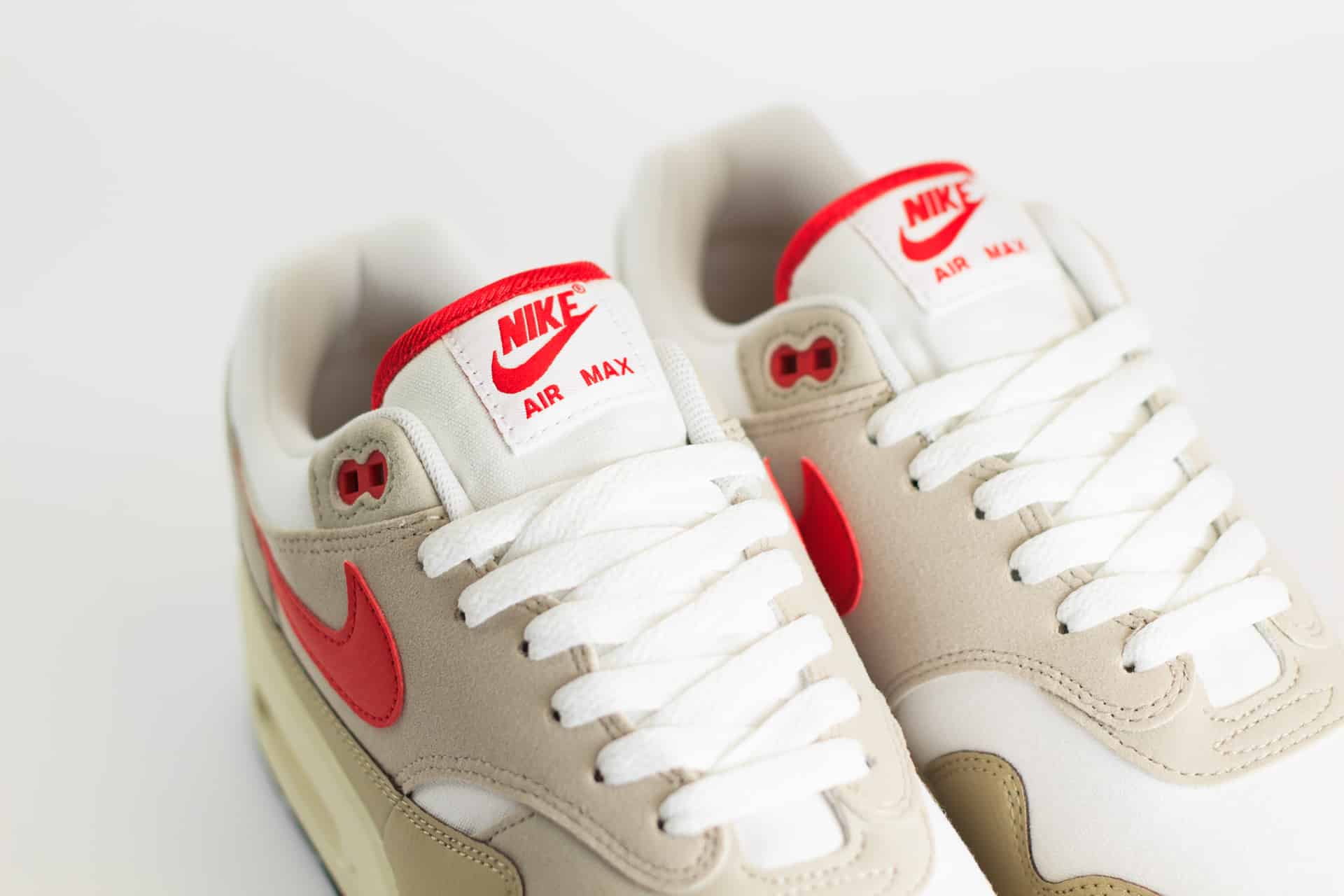 Nike Air Max 1 Since 72 – Rood/Wit/Beige Heren/Dames/Unisex Sneakers – Vilt/Leer - HF4312-100 – Tong