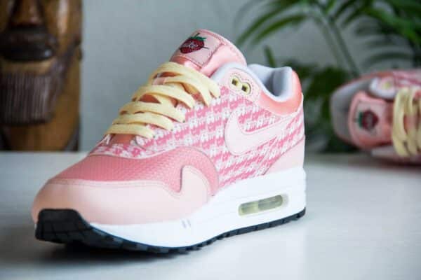 Nike Air Max 1 Strawberry Lemonade binnenkant