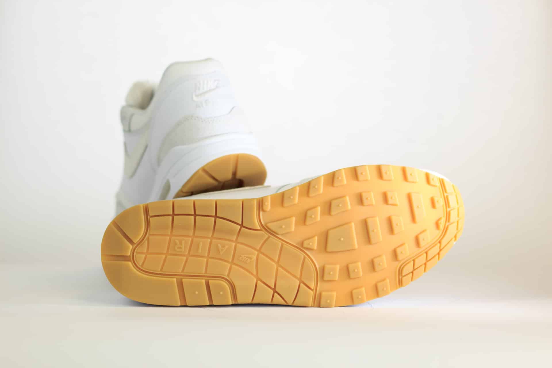 Nike Air Max 1 The Bay – Wit/Rood Heren/Dames/Uniseks Sneakers – Leer - FJ4451-100 – Onderkant