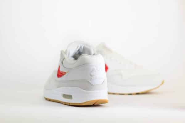 Nike Air Max 1 The Bay – Wit/Rood Heren/Dames/Uniseks Sneakers – Leer - FJ4451-100 – Achterkant