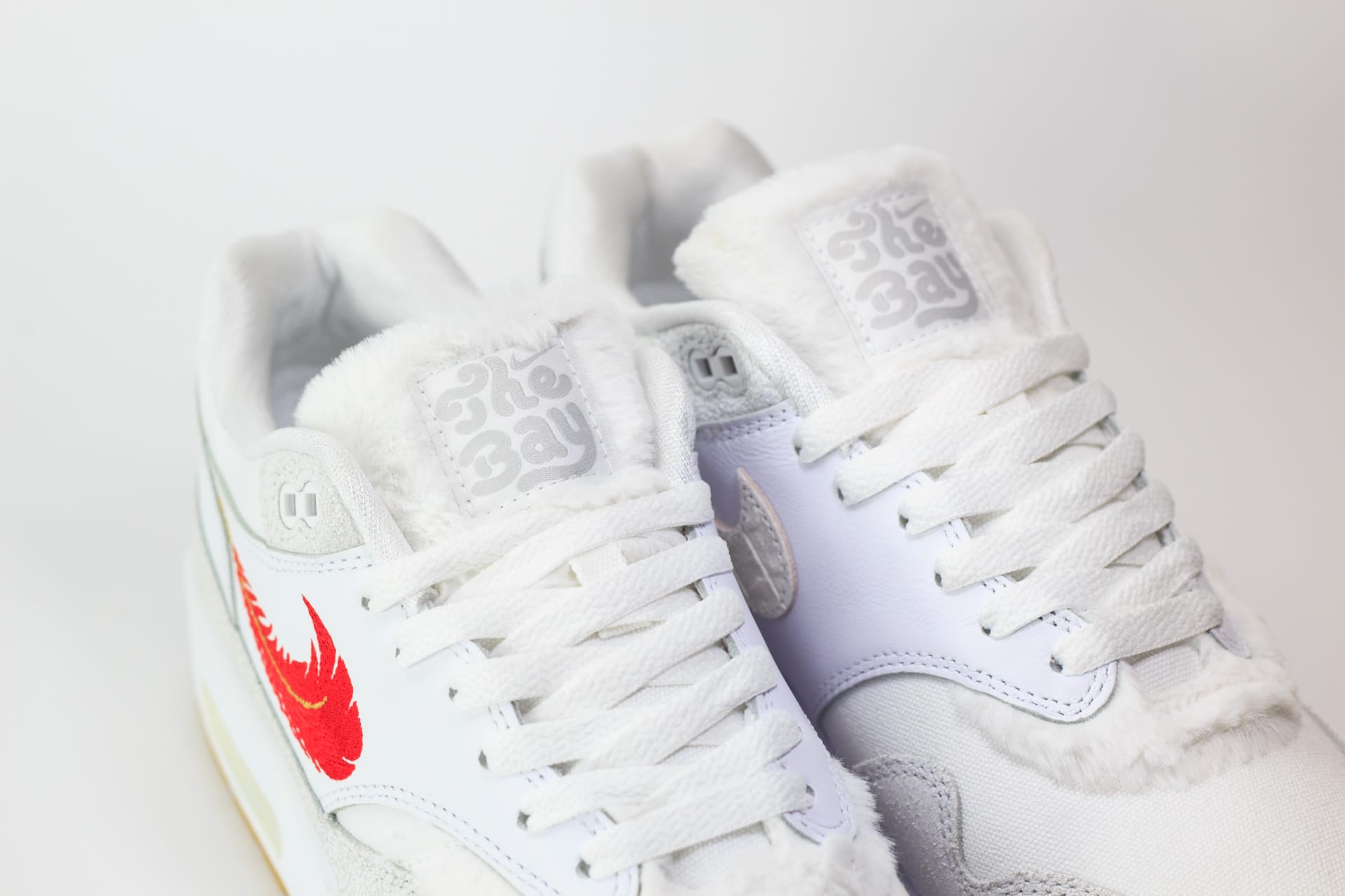 Nike Air Max 1 The Bay – Wit/Rood Heren/Dames/Uniseks Sneakers – Leer - FJ4451-100 – Tong