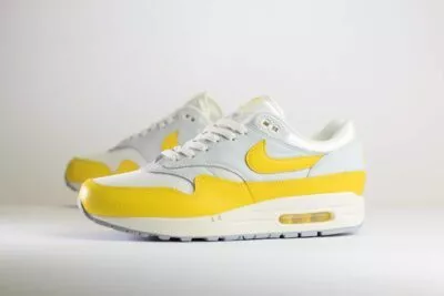 Nike Air Max 1 Tour Yellow (W) – Geel/Wit Heren/Dames/Uniseks Sneakers – Leer - DX2954-001 – Zijkant