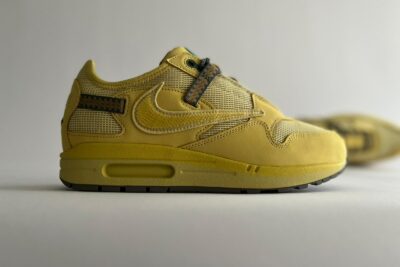 Nike Air Max 1 Travis Scott Cactus Jack Saturn Gold zijkant
