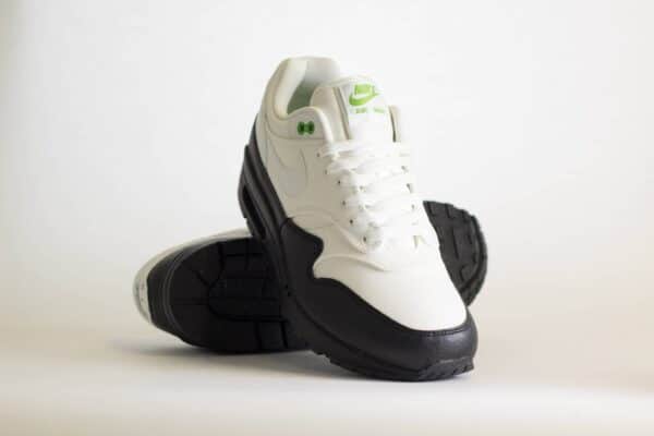 Nike Air Max 1 White Black Chlorophyll – Zwart/Wit Heren/Dames/Unisex Sneakers – Leer - FZ5160-121 – Voorkant