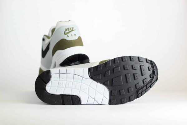 Nike Air Max 1 White Black Medium Olive – Wit/Zwart/Groen Heren/Dames/Uniseks Sneakers – Vilt/Mesh - FD9082-102 – Onderkant