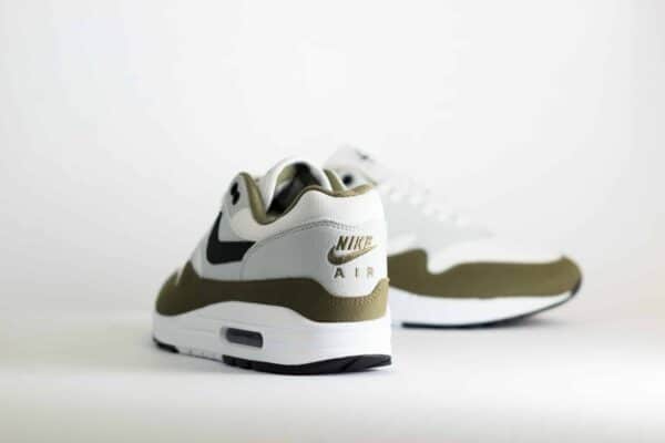 Nike Air Max 1 White Black Medium Olive – Wit/Zwart/Groen Heren/Dames/Uniseks Sneakers – Vilt/Mesh - FD9082-102 – Achterkant