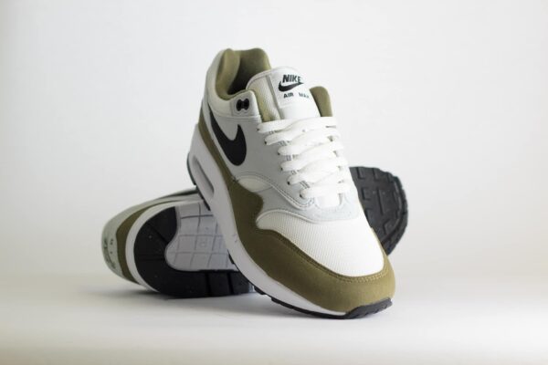 Nike Air Max 1 White Black Medium Olive – Wit/Zwart/Groen Heren/Dames/Uniseks Sneakers – Vilt/Mesh - FD9082-102 – Voorkant