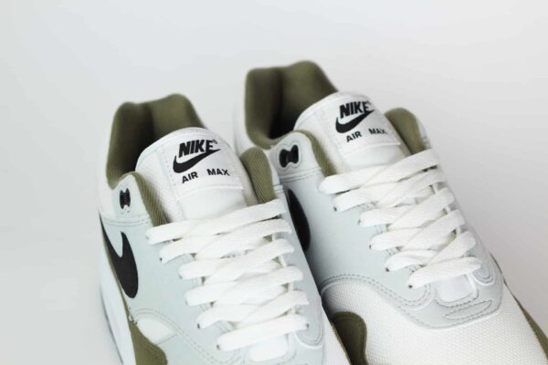 Nike Air Max 1 White Black Medium Olive – Wit/Zwart/Groen Heren/Dames/Uniseks Sneakers – Vilt/Mesh - FD9082-102 – Tong