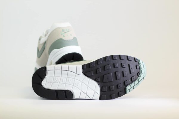 Nike Air Max 1 White Mica Green – Groen/Wit Heren/Dames/Uniseks Sneakers – Mesh/Leer - DZ4549-100 – Onderkant