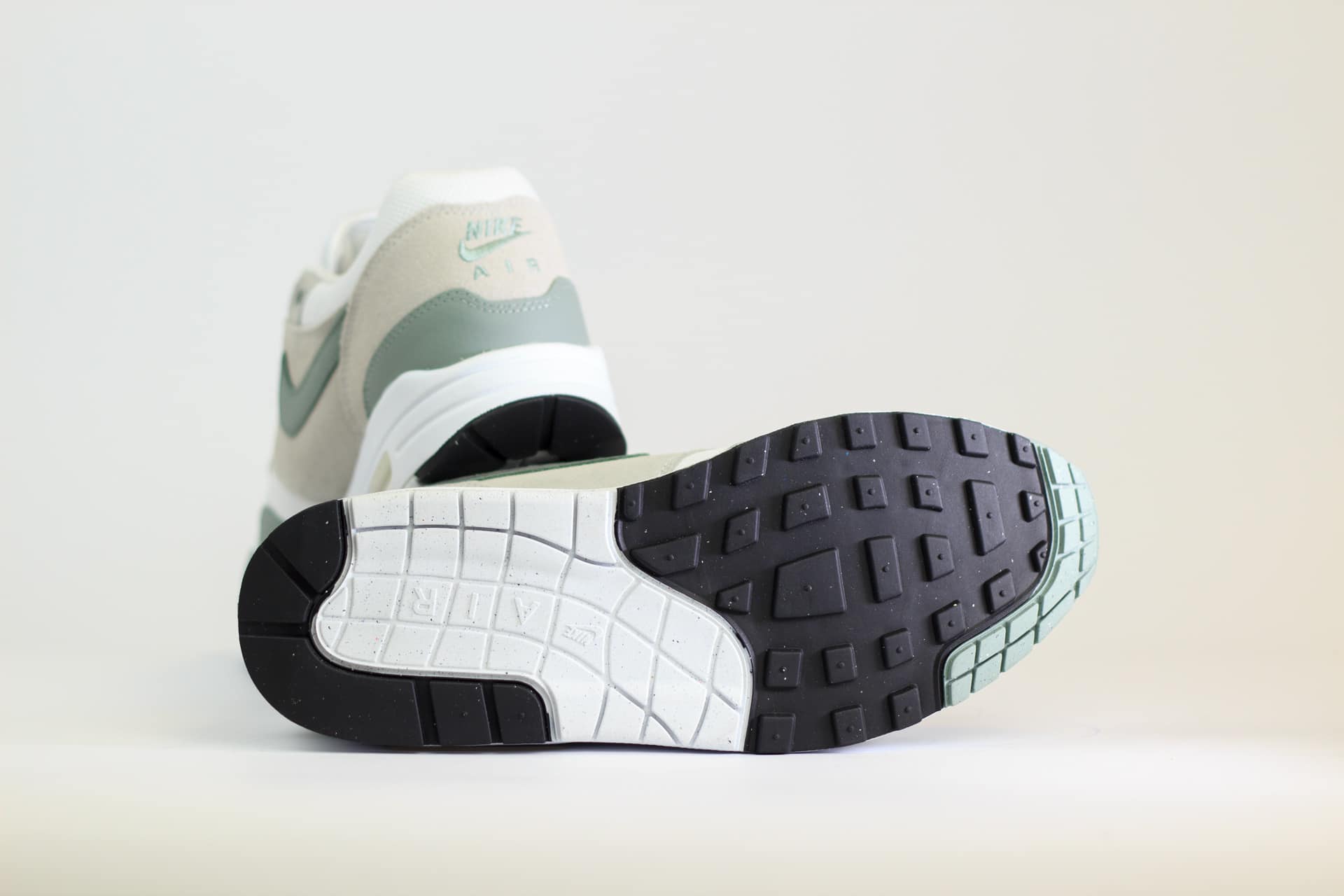 Nike Air Max 1 White Mica Green – Groen/Wit Heren/Dames/Uniseks Sneakers – Mesh/Leer - DZ4549-100 – Onderkant
