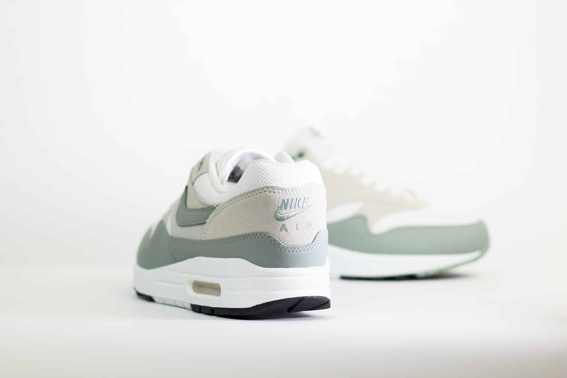Nike Air Max 1 White Mica Green – Groen/Wit Heren/Dames/Uniseks Sneakers – Mesh/Leer - DZ4549-100 – Achterkant