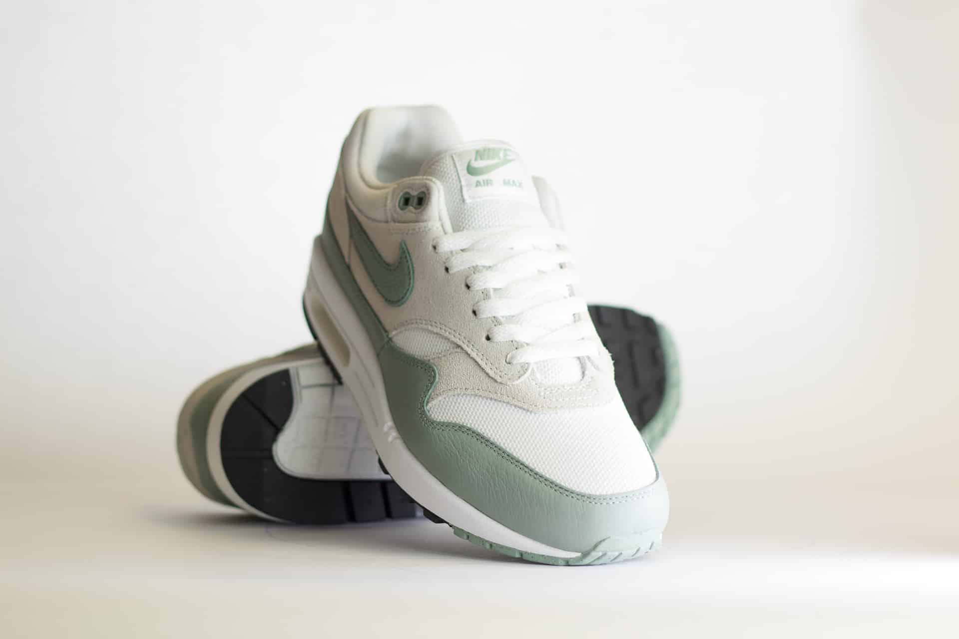 Nike Air Max 1 White Mica Green – Groen/Wit Heren/Dames/Uniseks Sneakers – Mesh/Leer - DZ4549-100 – Voorkant