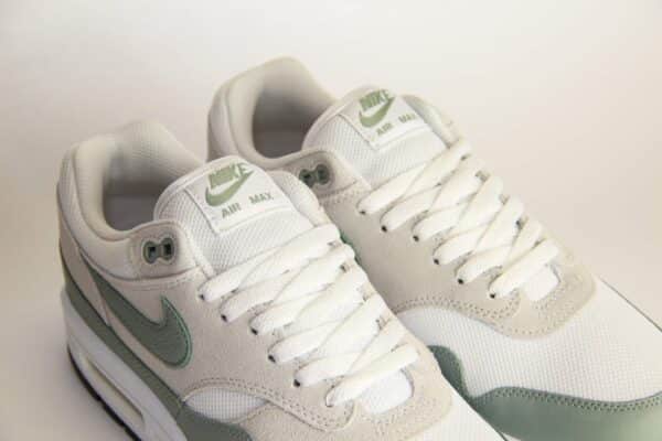 Nike Air Max 1 White Mica Green – Groen/Wit Heren/Dames/Uniseks Sneakers – Mesh/Leer - DZ4549-100 – Tong