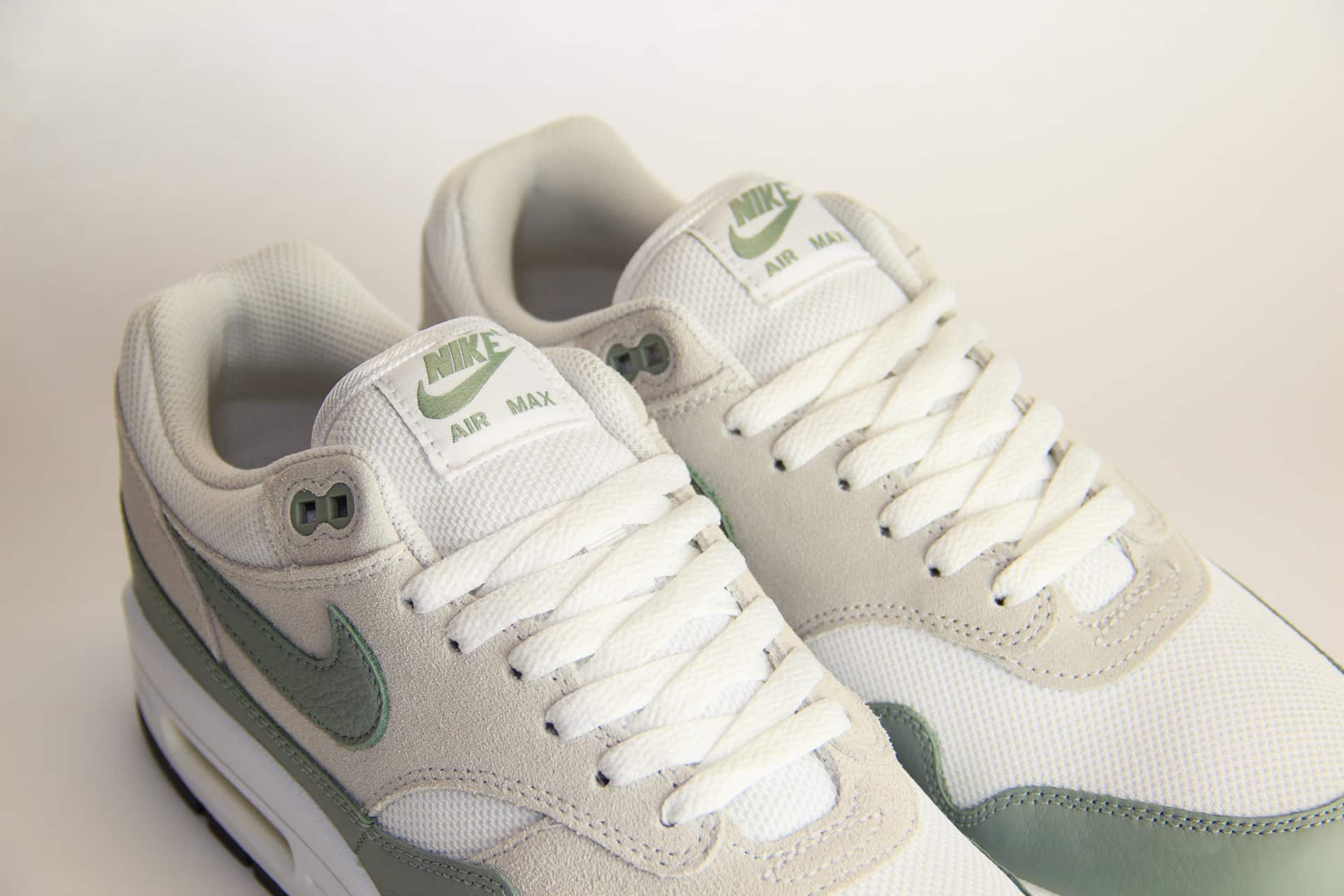 Nike Air Max 1 White Mica Green – Groen/Wit Heren/Dames/Uniseks Sneakers – Mesh/Leer - DZ4549-100 – Tong