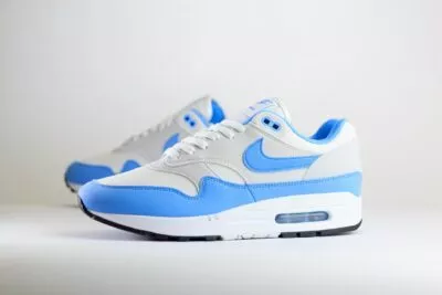 Nike Air Max 1 White University Blue – Blauw/Wit Heren/Dames/Uniseks Sneakers – Vilt/Mesh - FD9082-103 – Zijkant