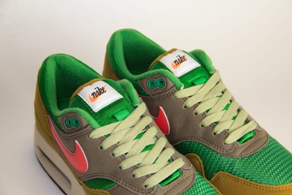 Nike Air Max 1 ´86 PRM Powerwall BRS – Geel/Groen/Rood Heren/Dames/Unisex Sneakers – Vilt/Mesh - HF0551-300 - Tong