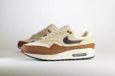 Nike Air Max 1 ´87 Velvet Brown (W) – Bruin/Beige/Wit Heren/Dames/Uniseks Sneakers – Leer/Mesh - FZ3621-220 – Zijkant