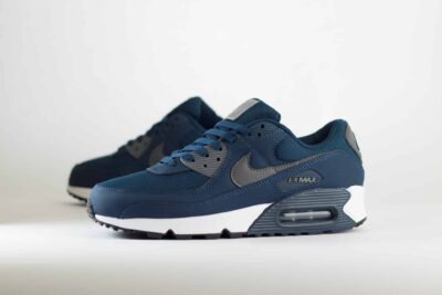 Nike Air Max 90 Armory Navy - Blauw/Grijs/Wit Heren/Dames/Unisex Sneakers - Mesh/Leer - HM0625-400 - Zijkant