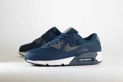 Nike Air Max 90 Armory Navy - Blauw/Grijs/Wit Heren/Dames/Unisex Sneakers - Mesh/Leer - HM0625-400 - Zijkant