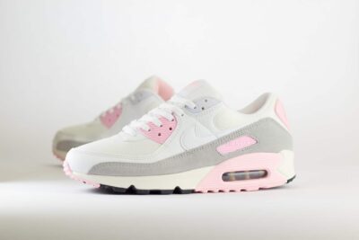 Nike Air Max 90 Athletic Department White Pink (W) – Grijs/Wit/Roze Heren/Dames/Unisex Sneakers – Suède/Mesh/Leer - FN7489-100 – Zijkant
