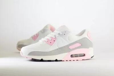 Nike Air Max 90 Athletic Department White Pink (W) – Grijs/Wit/Roze Heren/Dames/Unisex Sneakers – Suède/Mesh/Leer - FN7489-100 – Zijkant
