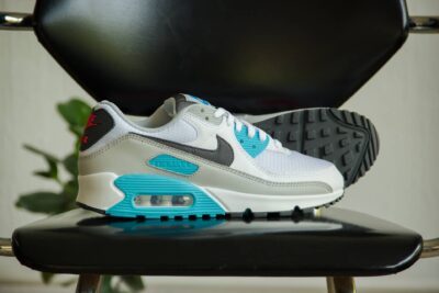 Nike Air Max 90 Chlorine Blue zijkant en onderkant