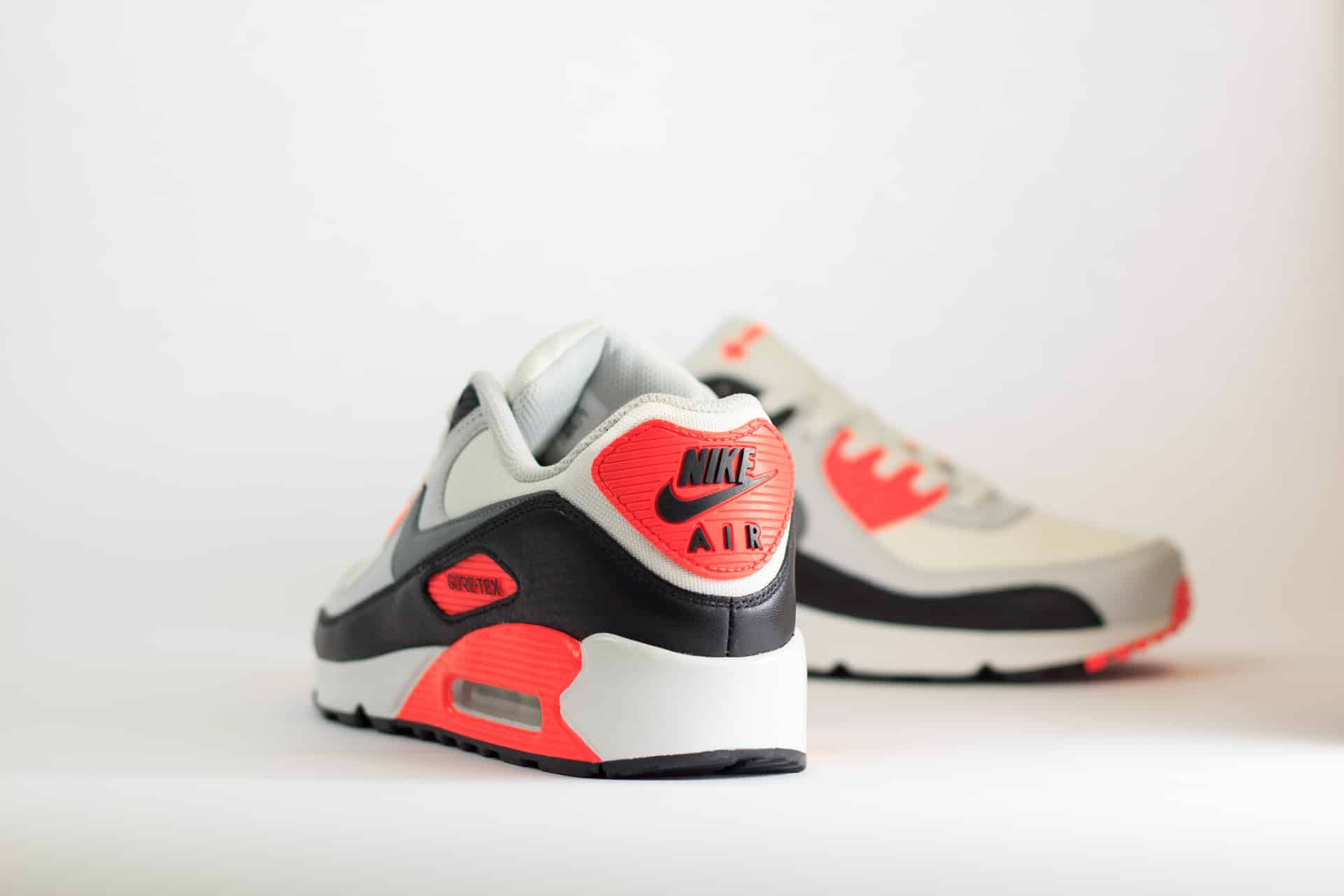 Nike Air Max 90 Gore-Tex Infrared - Rood/Zwart/Wit Heren/Dames/Unisex Sneakers - Mesh/Leer - FD5810-101 - Achterkant