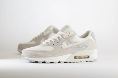 Nike Air Max 90 Light Iron Ore Phantom - Beige/Grijs/Wit Heren/Dames/Unisex Sneakers - Mesh/Suède - HF9383-001 - Zijkant