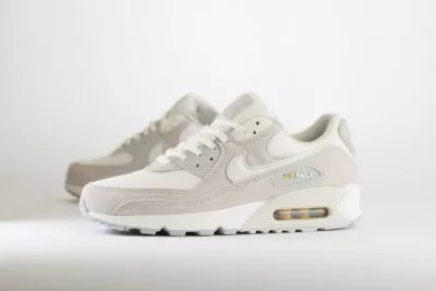 Nike Air Max 90 Light Iron Ore Phantom - Beige/Grijs/Wit Heren/Dames/Unisex Sneakers - Mesh/Suède - HF9383-001 - Zijkant