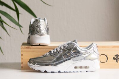 Nike Air Max 90 Metallic Silver zijkant en achterkant