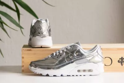 Nike Air Max 90 Metallic Silver zijkant en achterkant