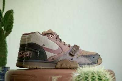 Nike Air Trainer 1 SP Travis Scott Wheat zijkant