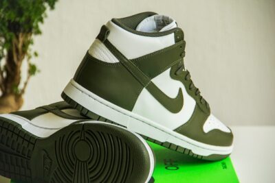 Nike Dunk High Cargo Khaki zijkant en zool