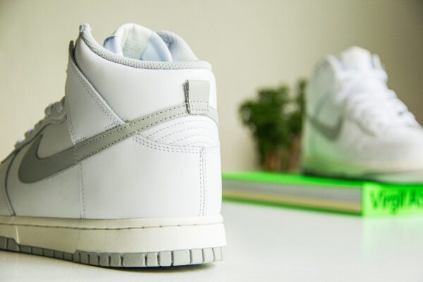 Nike Dunk High Neutral Grey (W) – Wit/Grijs Heren/Dames/Uniseks Sneakers – Leer - DD1869-111 – Achterkant