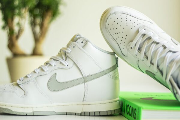 Nike Dunk High Neutral Grey (W) – Wit/Grijs Heren/Dames/Uniseks Sneakers – Leer - DD1869-111 – Zijkant