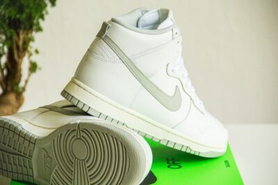 Nike Dunk High Neutral Grey (W) – Wit/Grijs Heren/Dames/Uniseks Sneakers – Leer - DD1869-111 – Zijkant