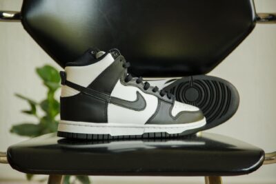 Nike Dunk High Panda (W) zijkant en onderkant