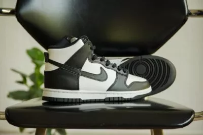Nike Dunk High Panda (W) zijkant en onderkant