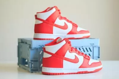 Nike Dunk High University Red – Wit/Rood Heren/Dames/Uniseks Sneakers – Leer - DD1399-106 – Zijkant