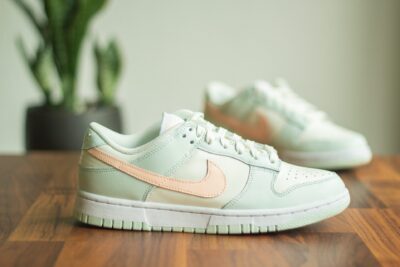 Nike Dunk Low Barely Green (WMNS) zijkant