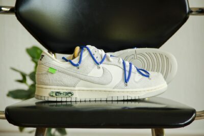 Nike Dunk Low Off-White lot 32 zijkant en onderkant
