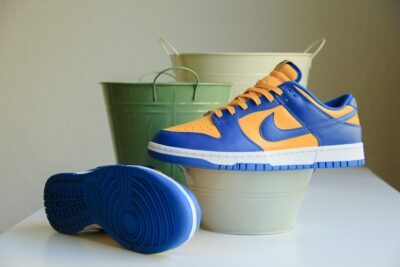 Nike Dunk Low UCLA zijkant en onderkant