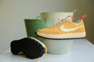 NikeCraft General Purpose Shoe Tom Sachs Archive Dark Sulfur zijkant en onderkant