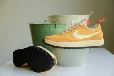 NikeCraft General Purpose Shoe Tom Sachs Archive Dark Sulfur zijkant en onderkant