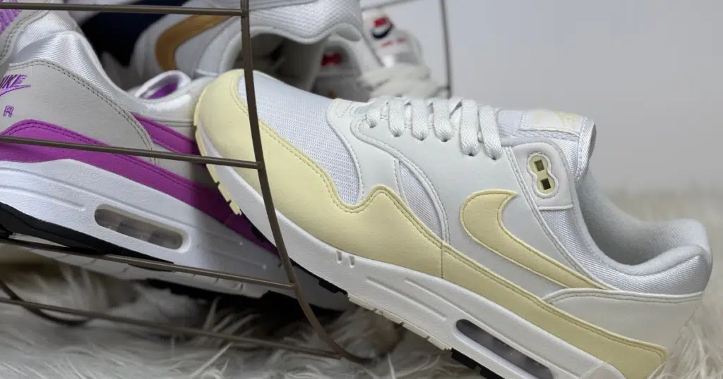 Nike Air Max 1 White Alabaster - Nike Air Max 1 Fuchsia Dream - Sneakers in mand zijkant