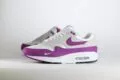 Nike Air Max 1 ’87 Bold Berry (W) - Wit/Berry/Paars/Heren/Dames/Unisex Sneakers – Mesh/Vilt - HF1194-101 - Zijkant