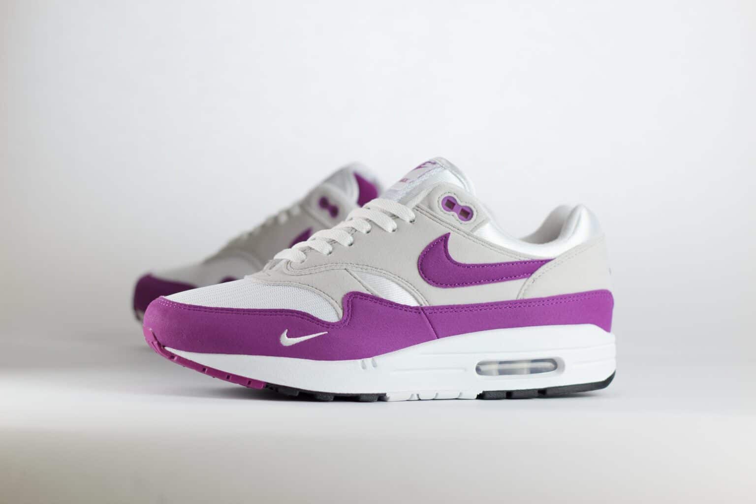 Nike Air Max 1 ’87 Bold Berry (W) - Wit/Berry/Paars/Heren/Dames/Unisex Sneakers – Mesh/Vilt - HF1194-101 - Zijkant