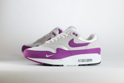 Nike Air Max 1 ’87 Bold Berry (W) - Wit/Berry/Paars/Heren/Dames/Unisex Sneakers – Mesh/Vilt - HF1194-101 - Zijkant