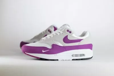 Nike Air Max 1 ’87 Bold Berry (W) - Wit/Berry/Paars/Heren/Dames/Unisex Sneakers – Mesh/Vilt - HF1194-101 - Zijkant