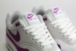 Nike Air Max 1 ’87 Bold Berry (W) - Wit/Berry/Paars/Heren/Dames/Unisex Sneakers – Mesh/Vilt - HF1194-101 -Bovenkant